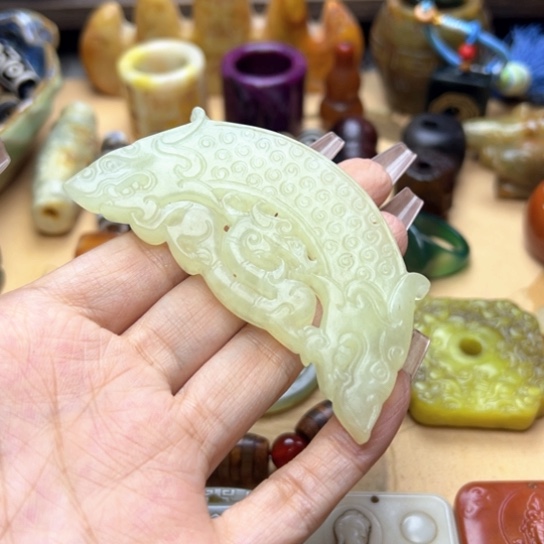 蛇纹石玉未镶嵌颈饰