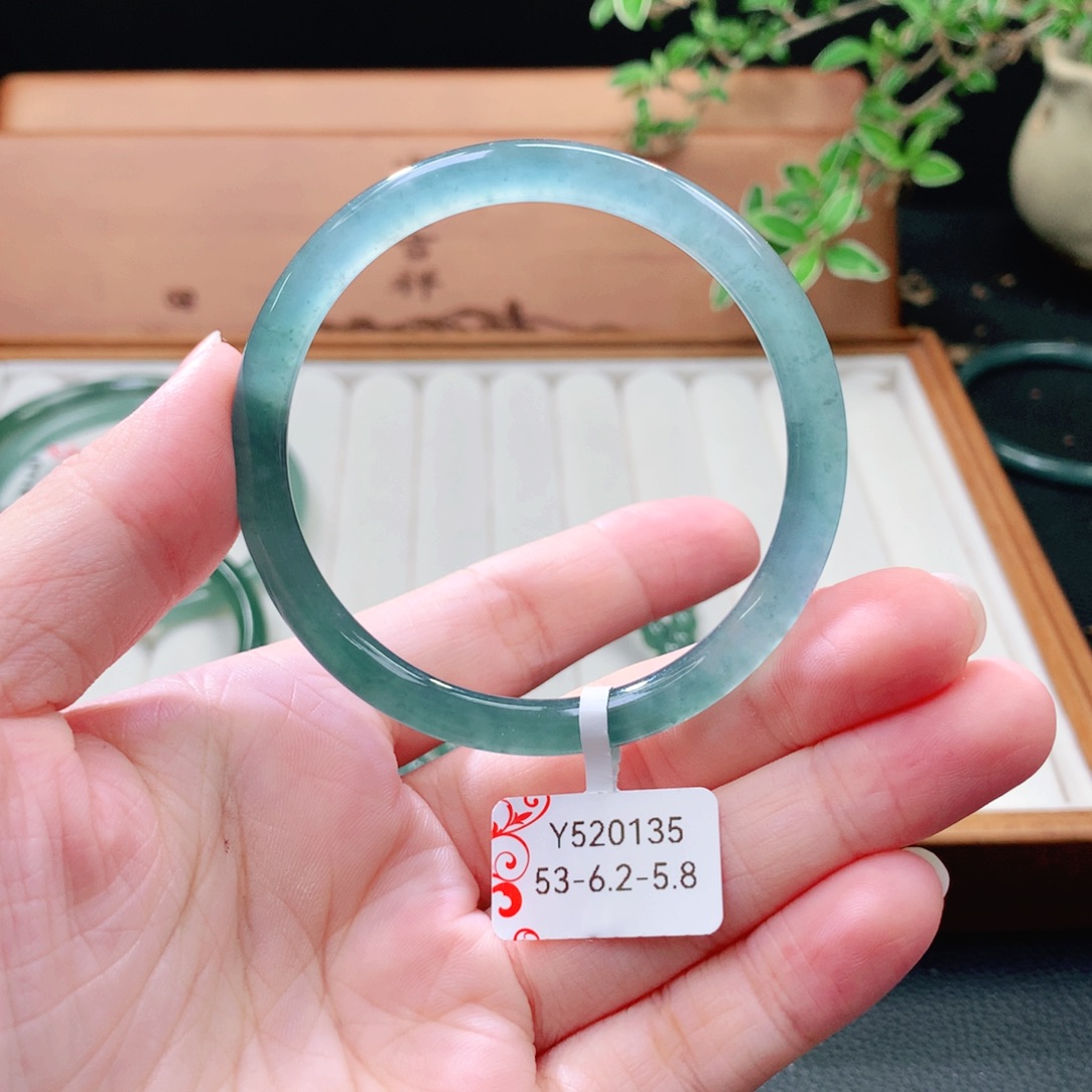 翡翠未镶嵌手镯（圆镯）