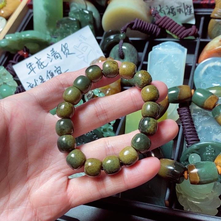 透闪石质玉颈饰未镶嵌