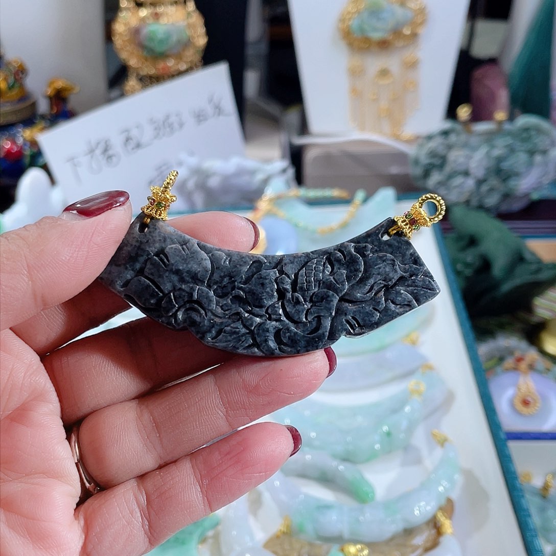 翡翠颈饰未镶嵌翡翠弯弯