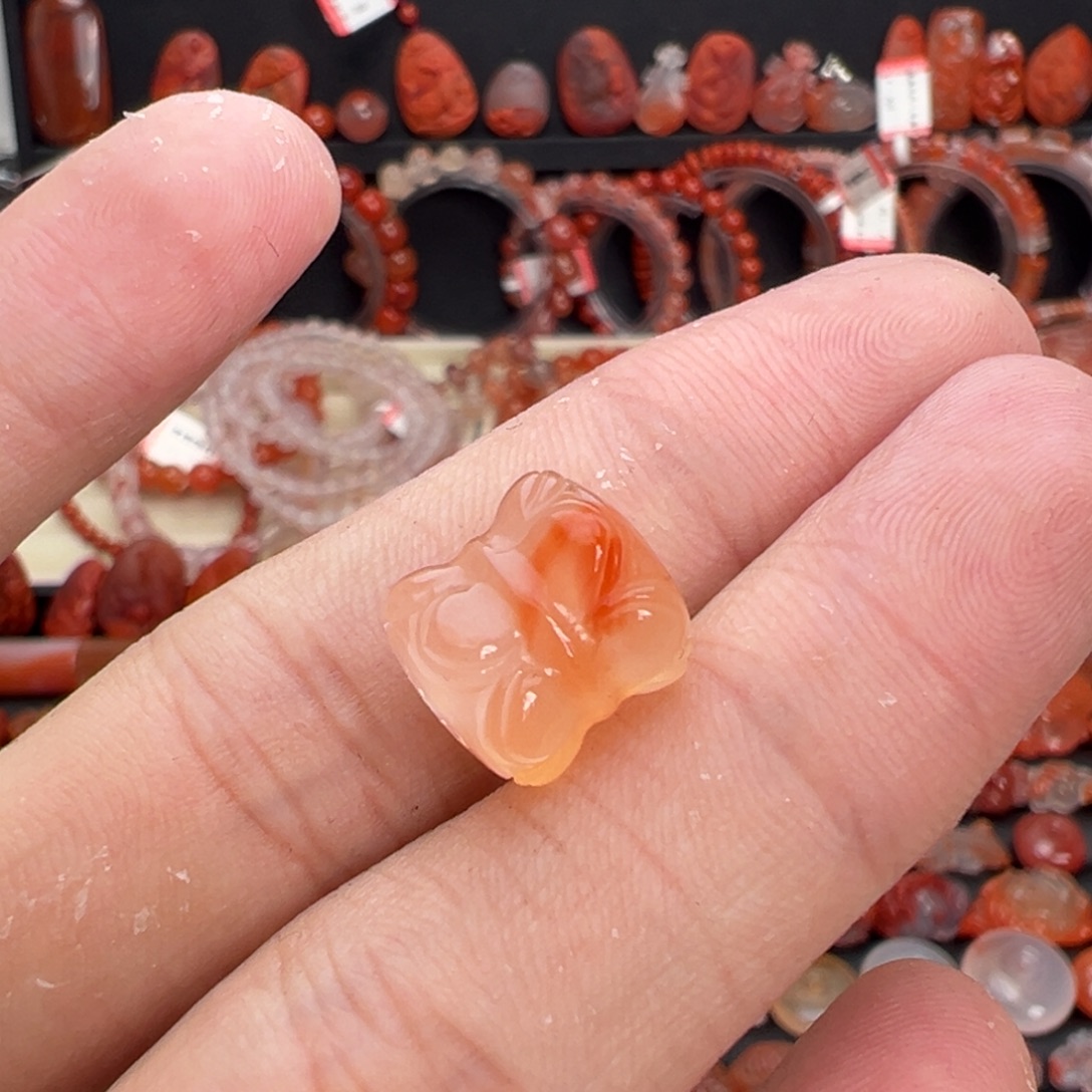 南红玛瑙未镶嵌颈饰并蒂莲