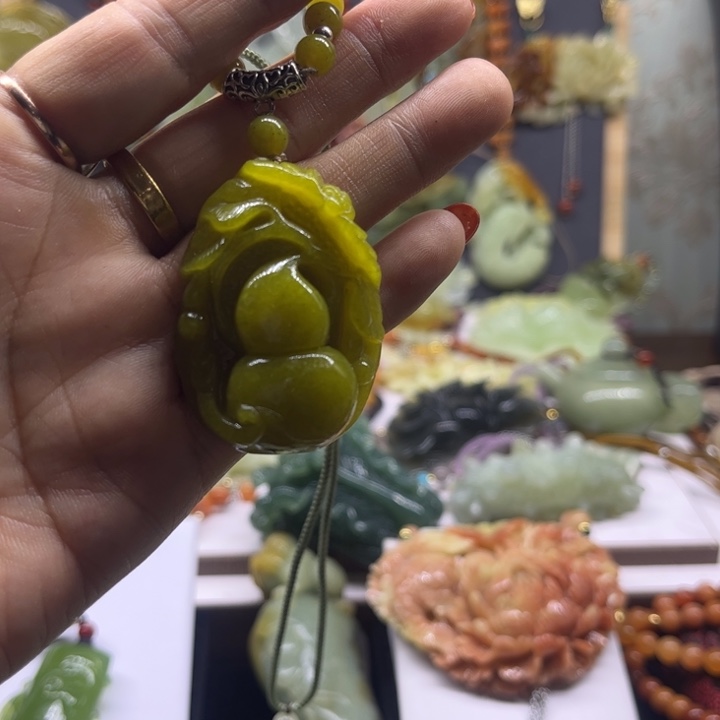 蛇纹石玉未镶嵌颈饰