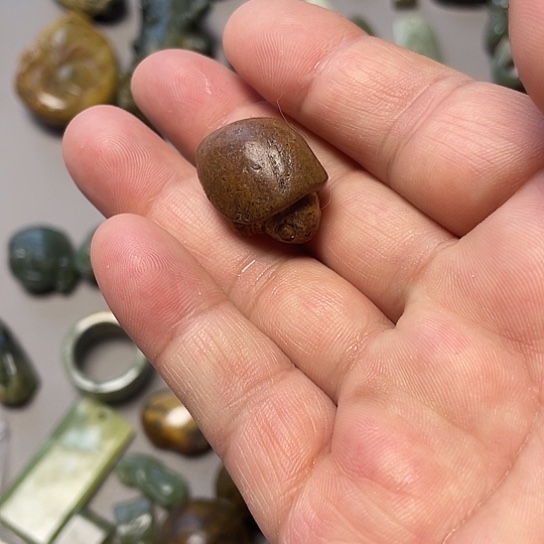 大***袍岫岩河磨玉（透闪石质玉）未镶嵌挂件