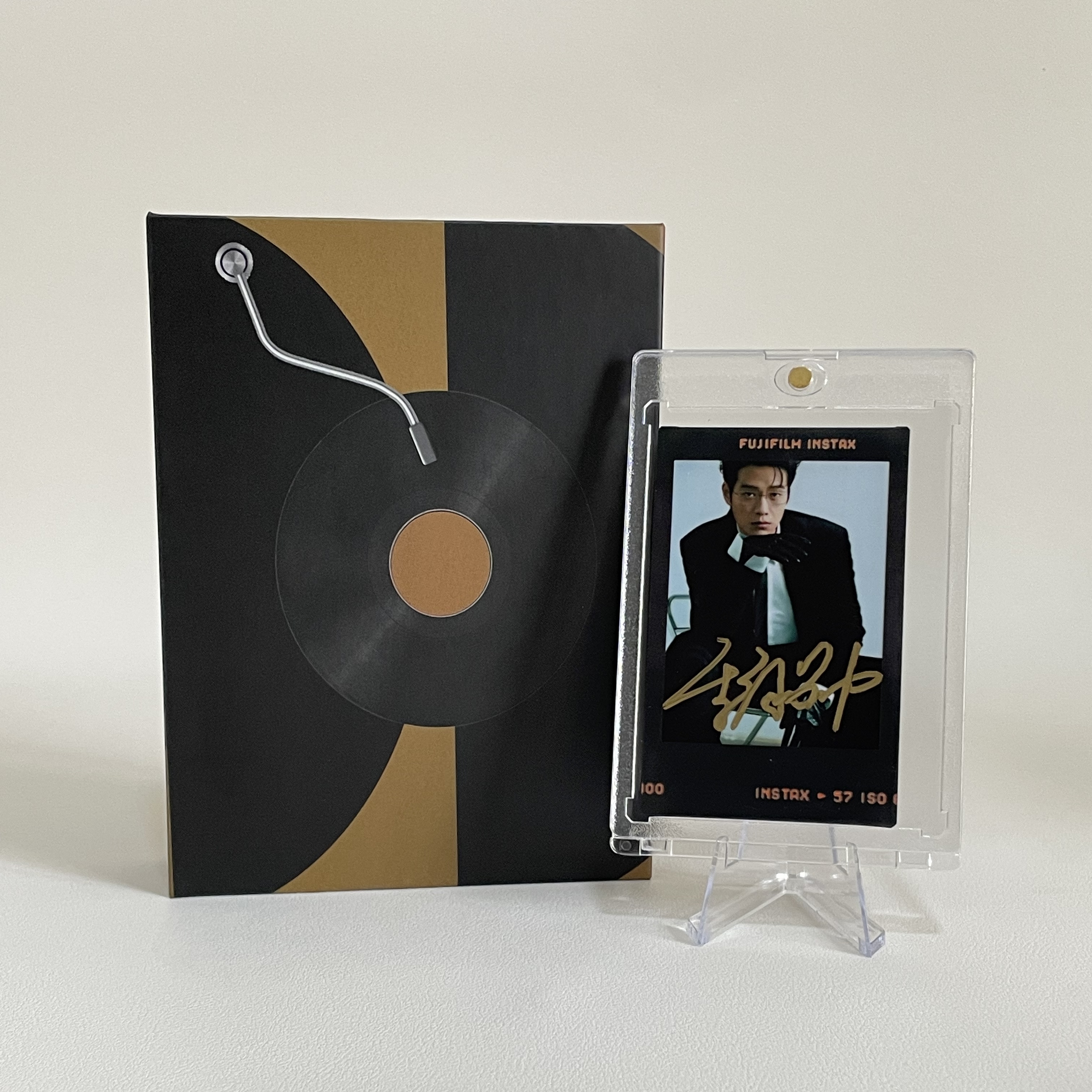 A6674【魏大勋】黑胶 正品签名3寸拍立得照片 