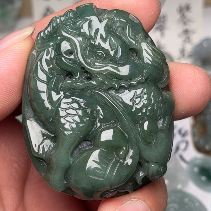 翡翠未镶嵌颈饰麒麟