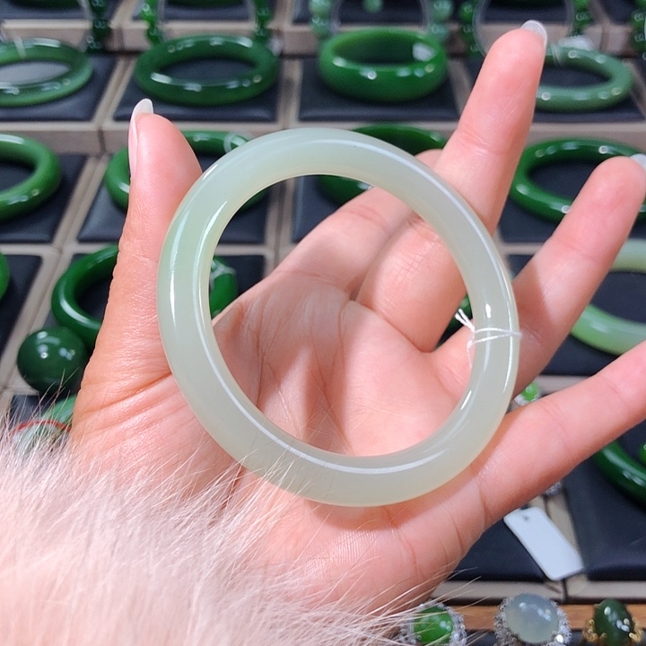 未镶嵌手镯和田玉（白玉）冰底晴水飘翠美人条