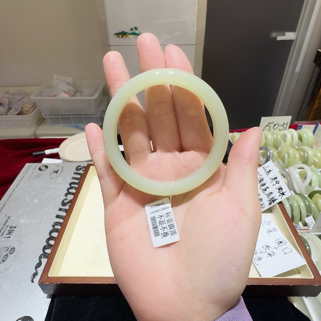 小***嘻和田玉未镶嵌手镯33