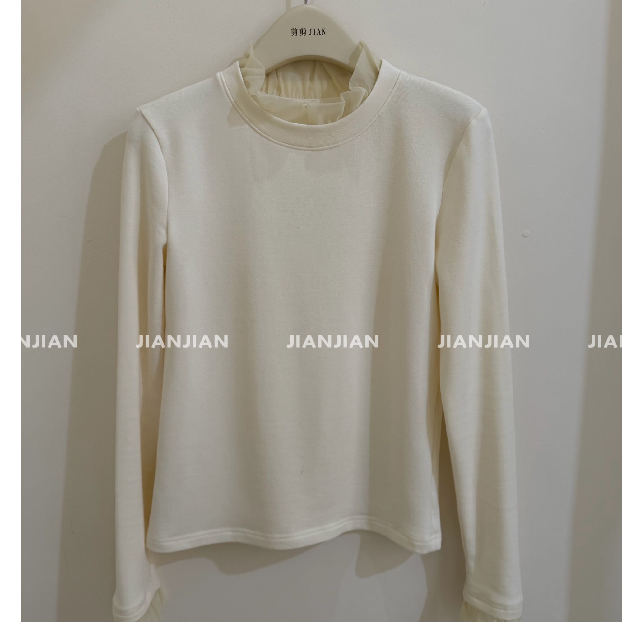 剪剪家【塞纳花房】冬季加绒蕾丝拼接喇叭花袖打底衫T9196