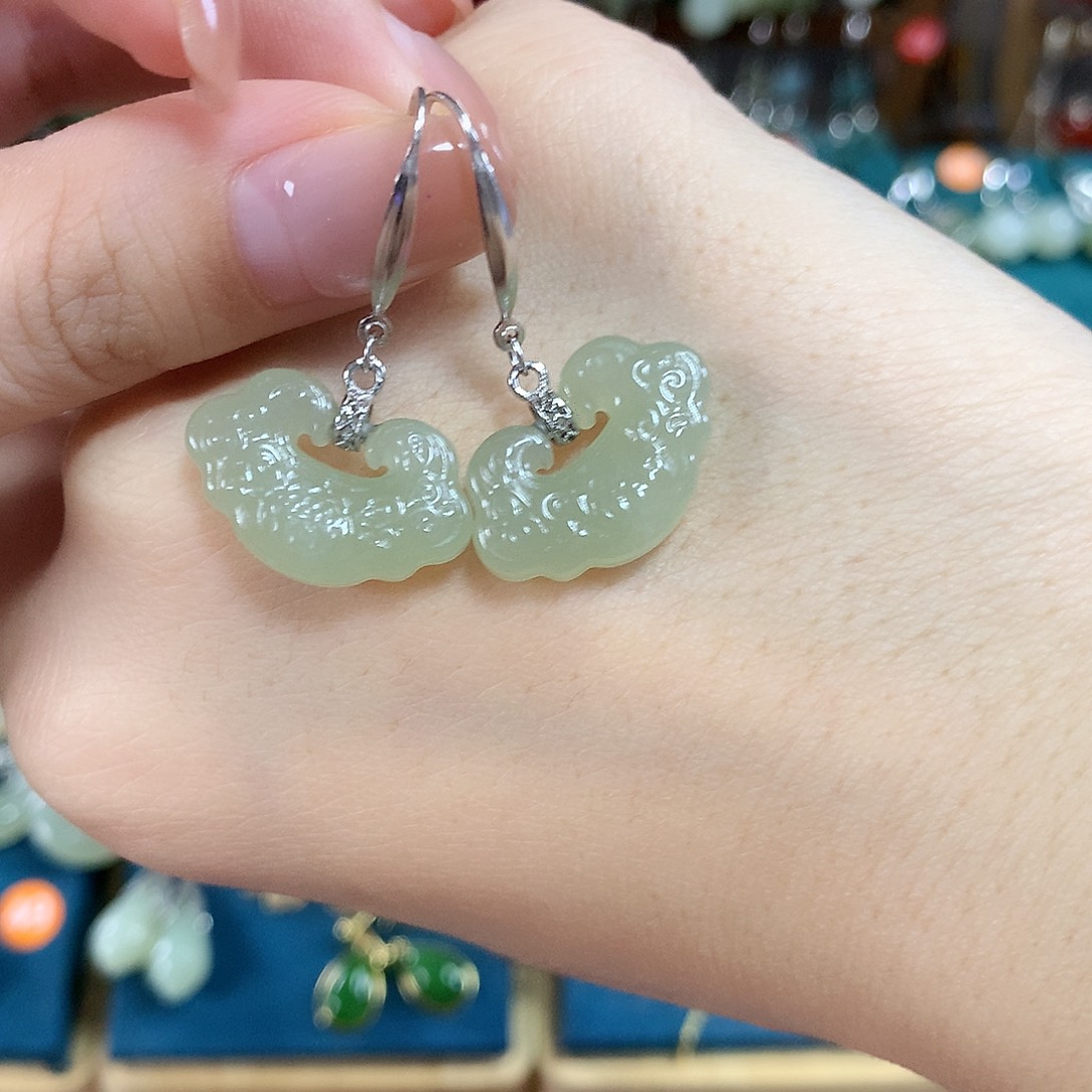 和田玉银S925镶嵌耳饰如意卡20左右