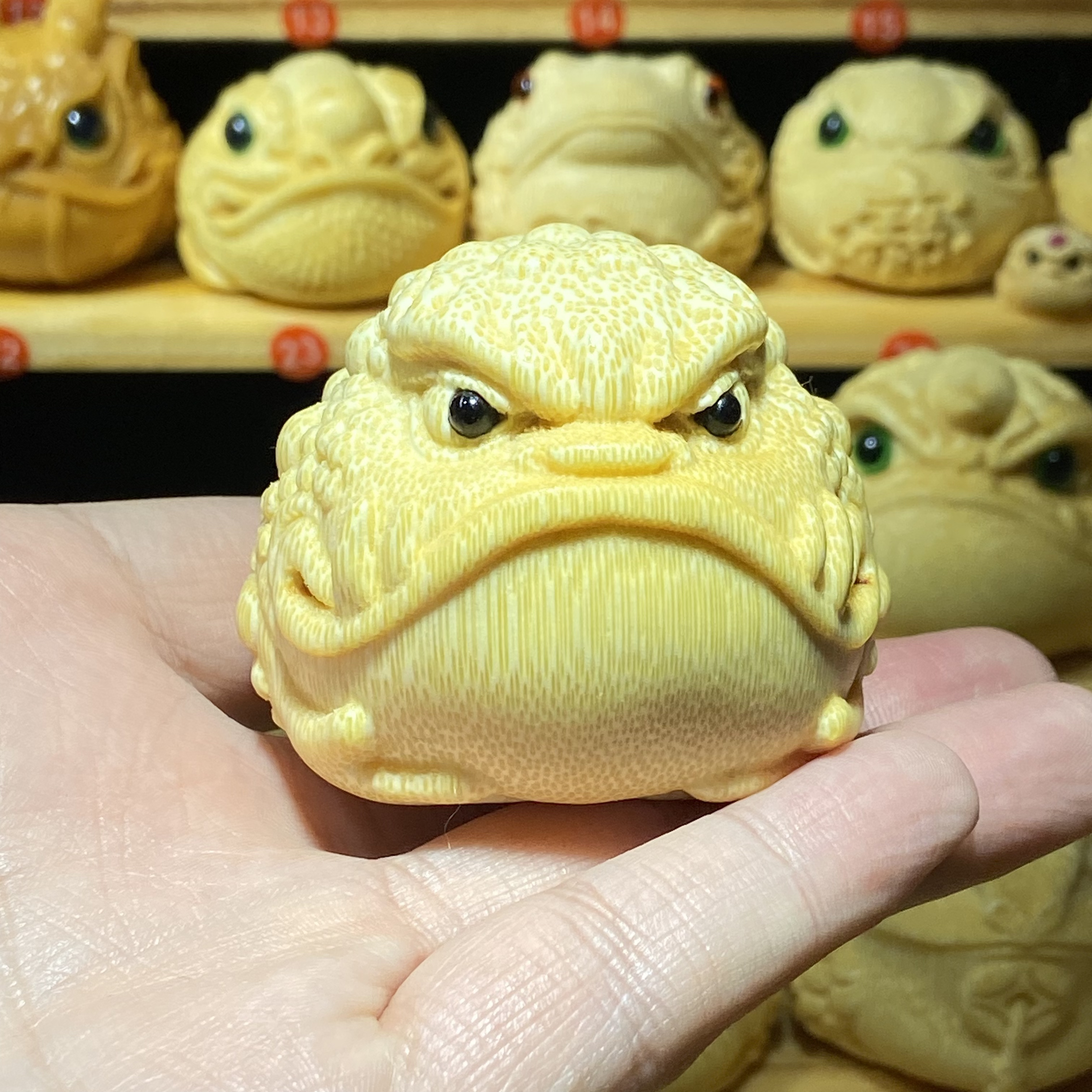 6厘米《獠牙恶霸》龙血金丝竹摆件