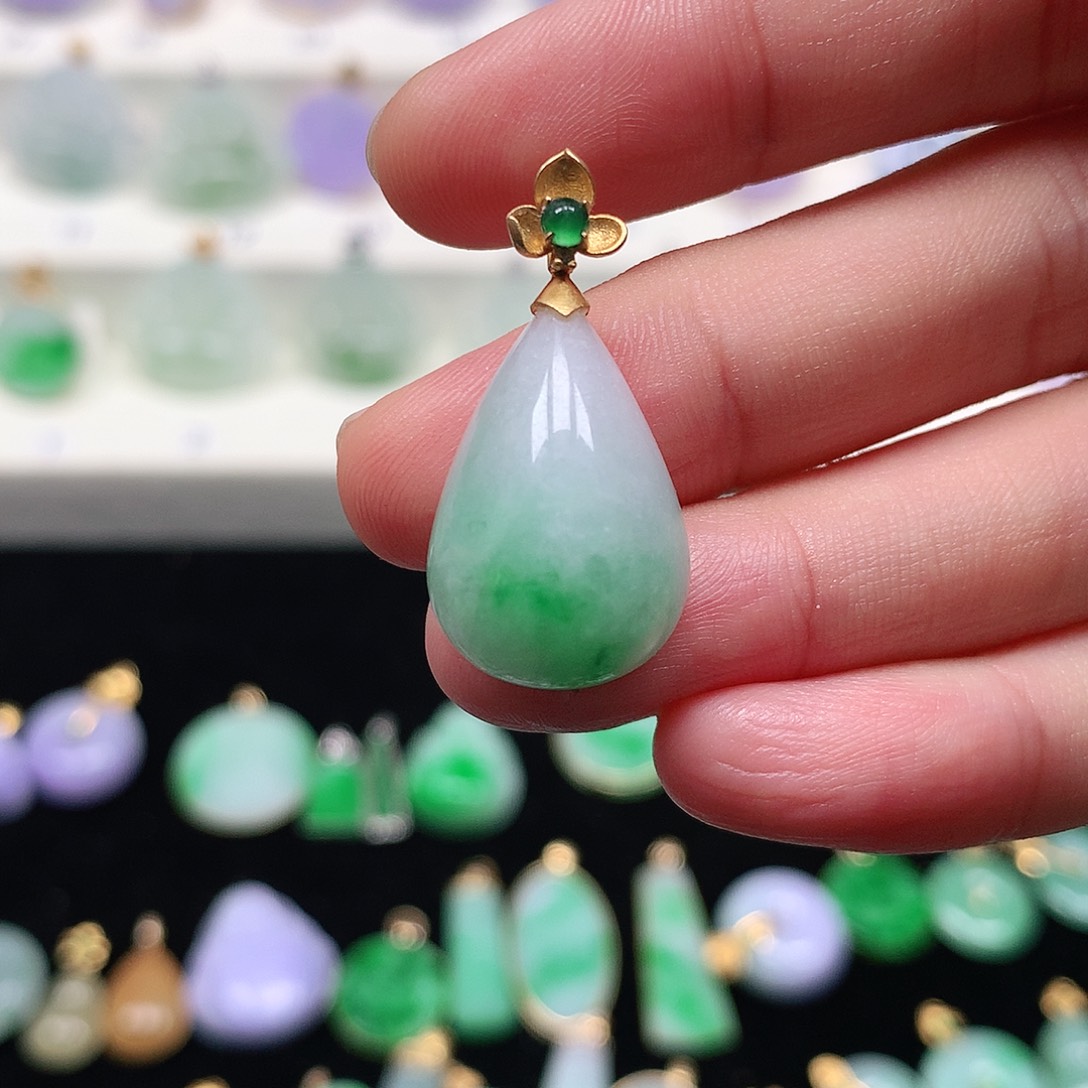 颈饰18K金镶嵌翡翠翡翠吊坠