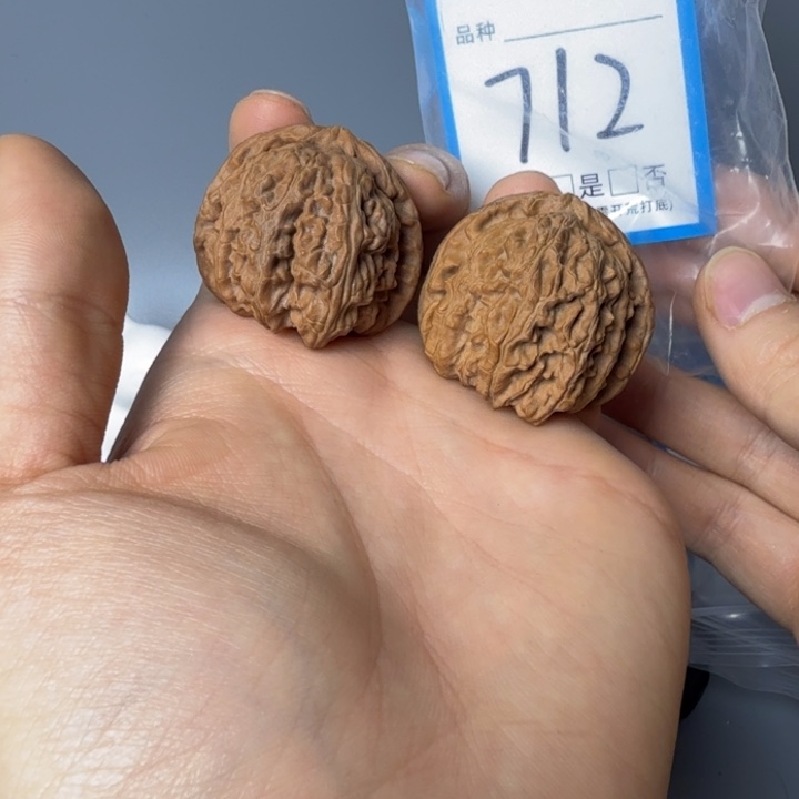 文玩核桃吊坠白狮子38