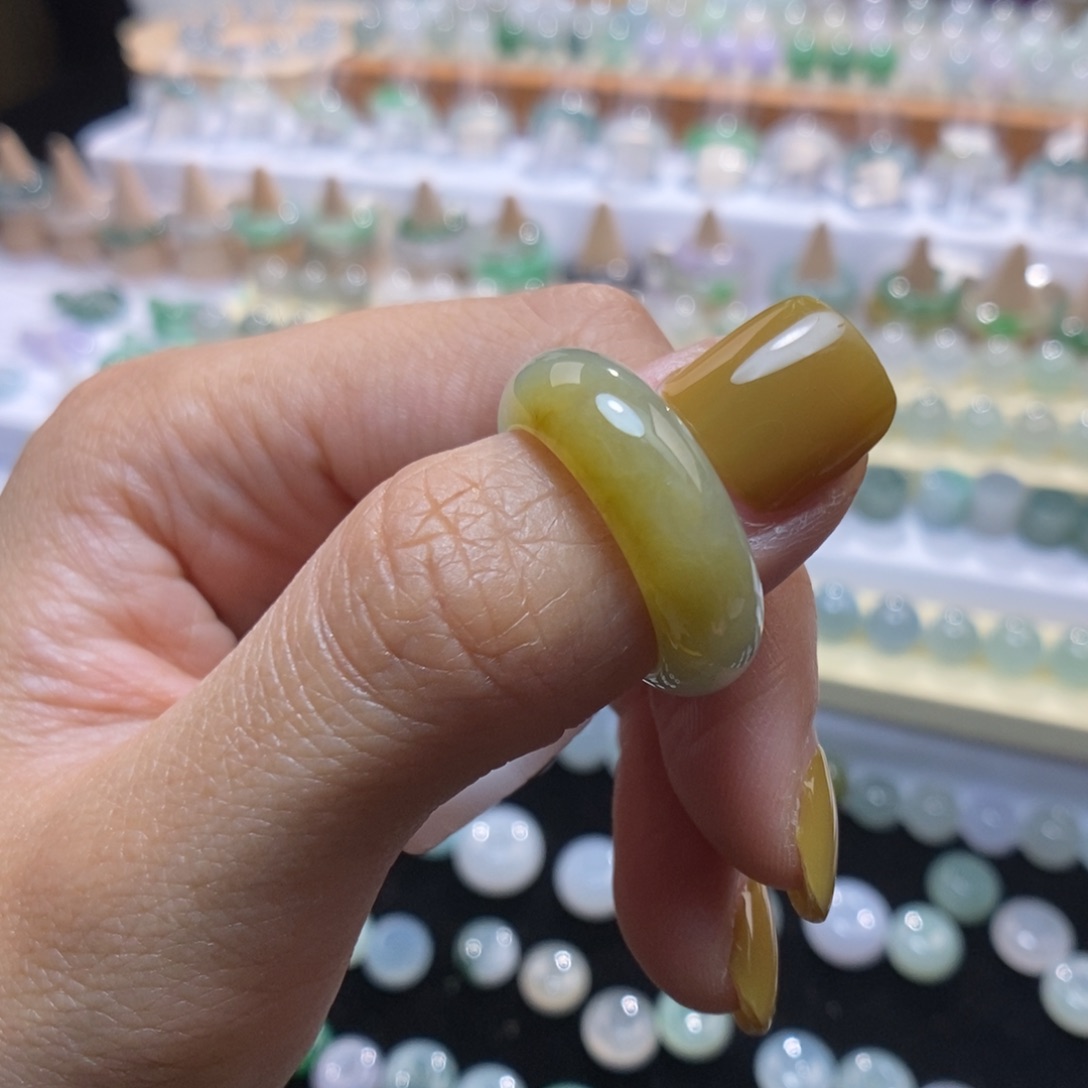 翡翠未镶嵌戒指14号飘黄