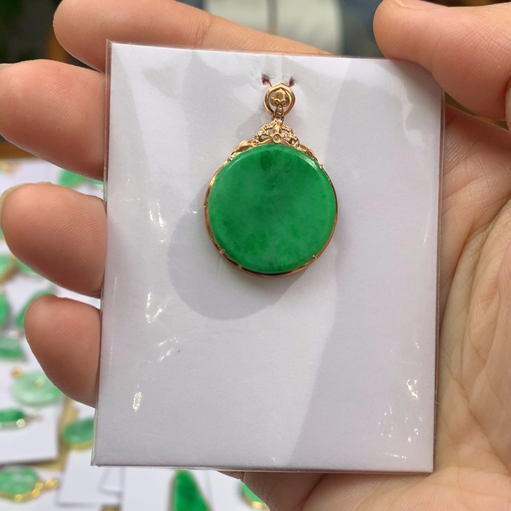 翡翠颈饰18K金镶嵌翡翠吊坠