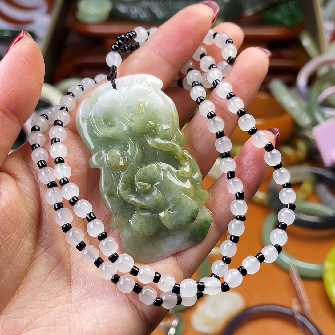 蛇纹石玉未镶嵌颈饰