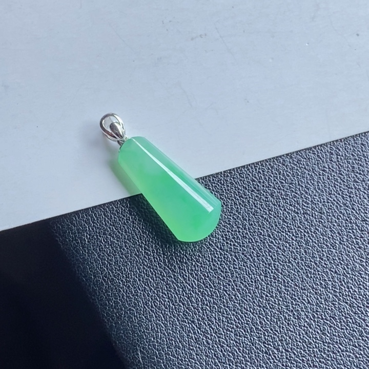 颈饰18K金镶嵌翡翠