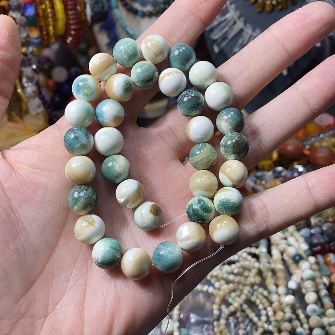 石英质玉未镶嵌，天然蓝翡色夜光螺12mm，