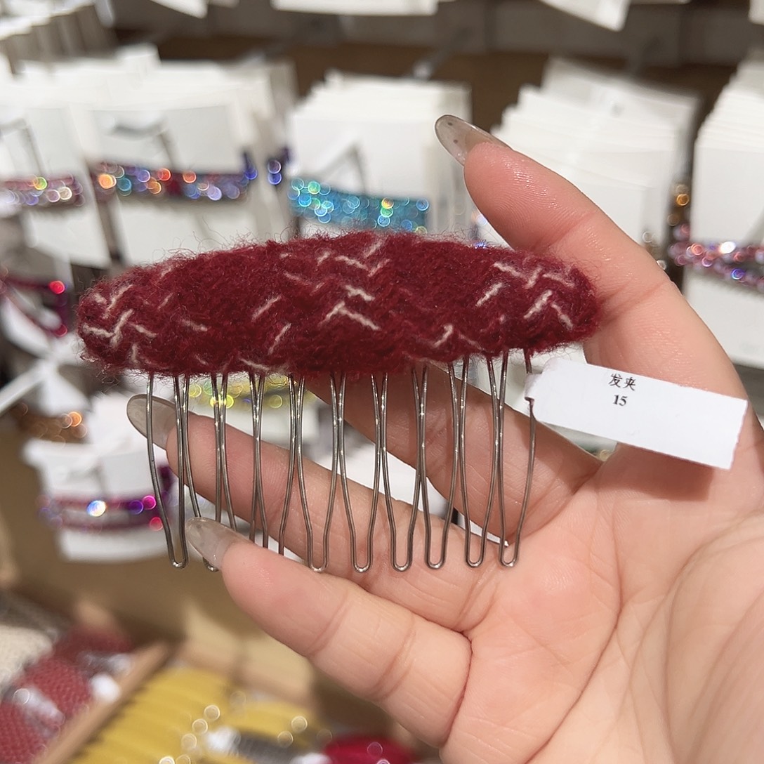 非金属红色毛线插梳