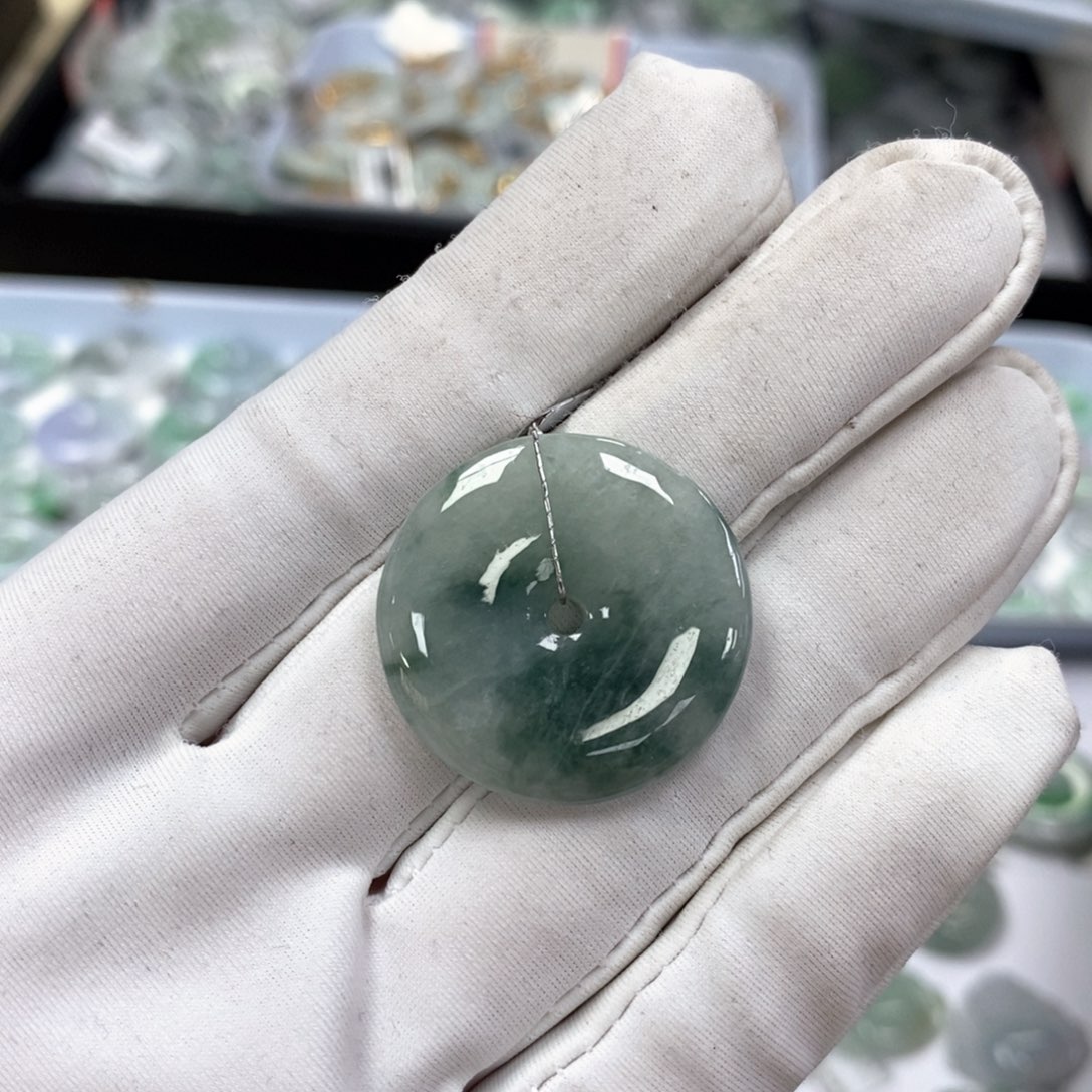 翡翠颈饰未镶嵌平安扣