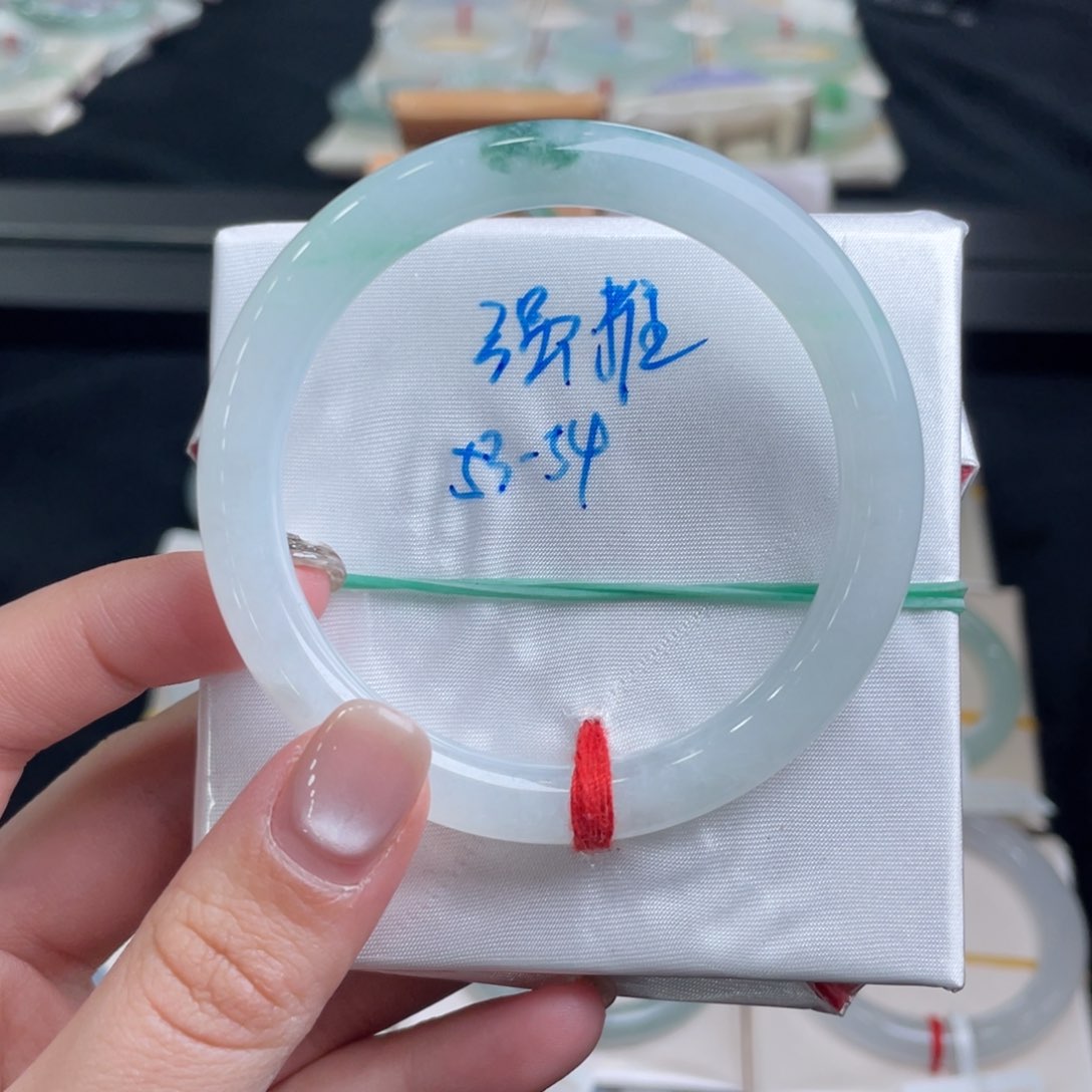 翡翠手镯未镶嵌翡翠