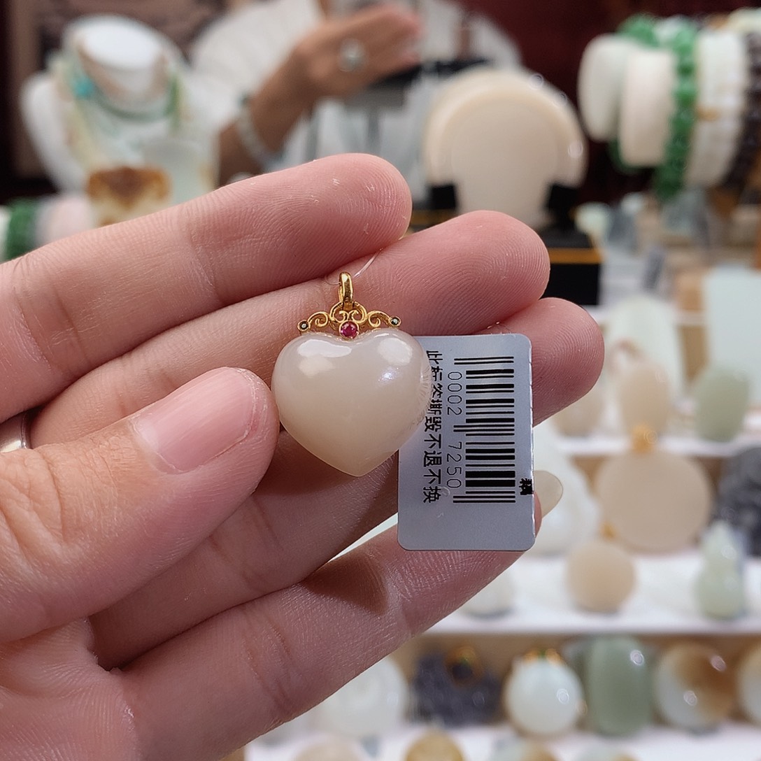 和田玉颈饰未镶嵌大*猫