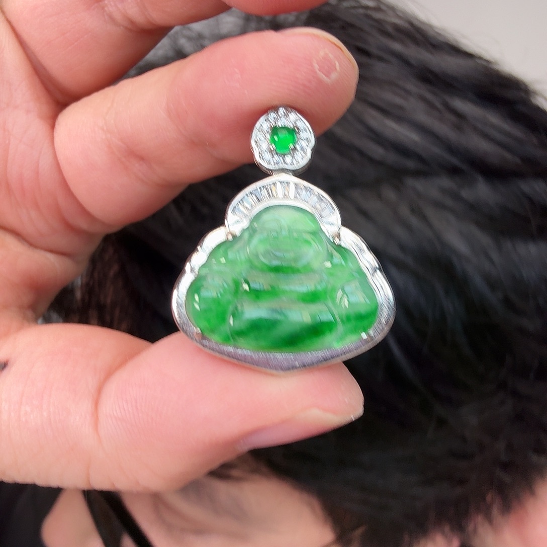 翡翠未镶嵌颈饰一件