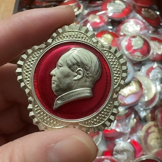 金***人其他普通金属圆形红色人物像章