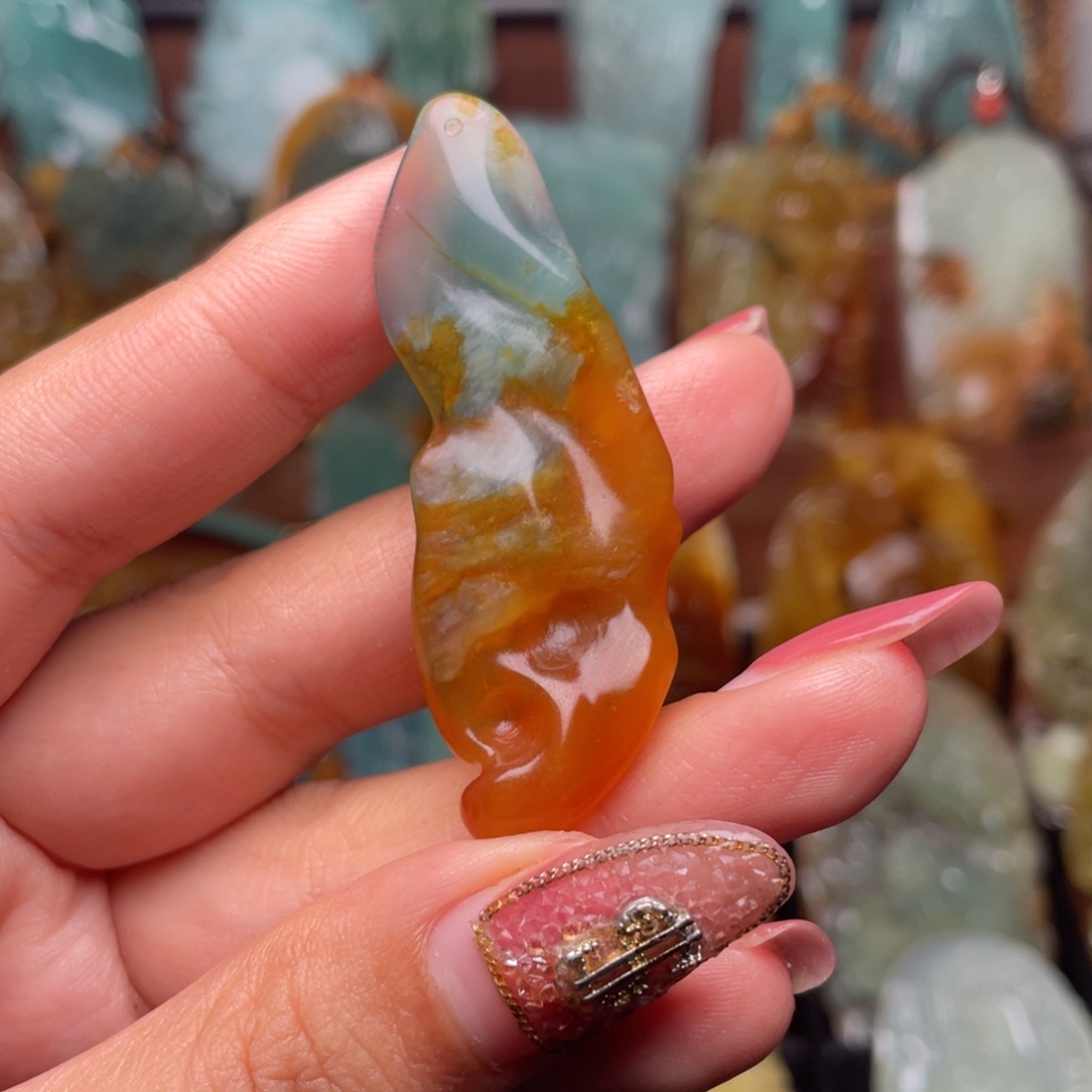 蛇纹石玉颈饰未镶嵌余****己