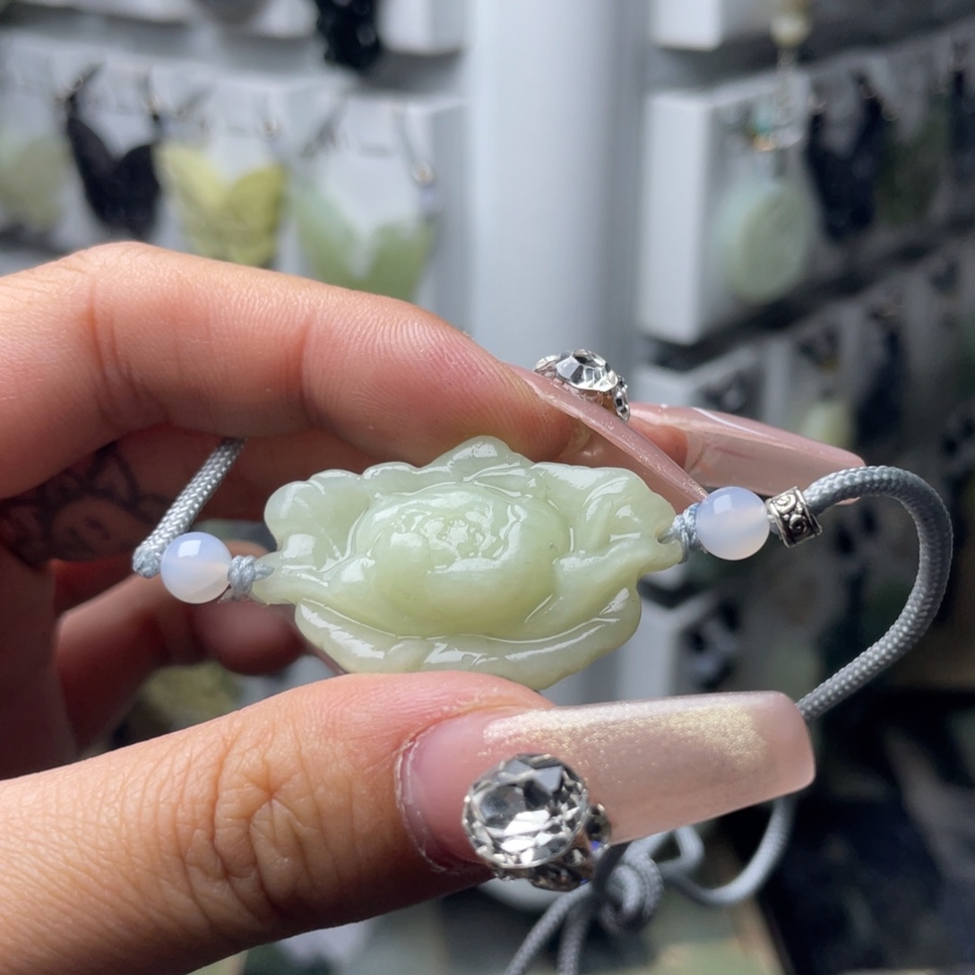 岫玉颈饰未镶嵌牡丹花