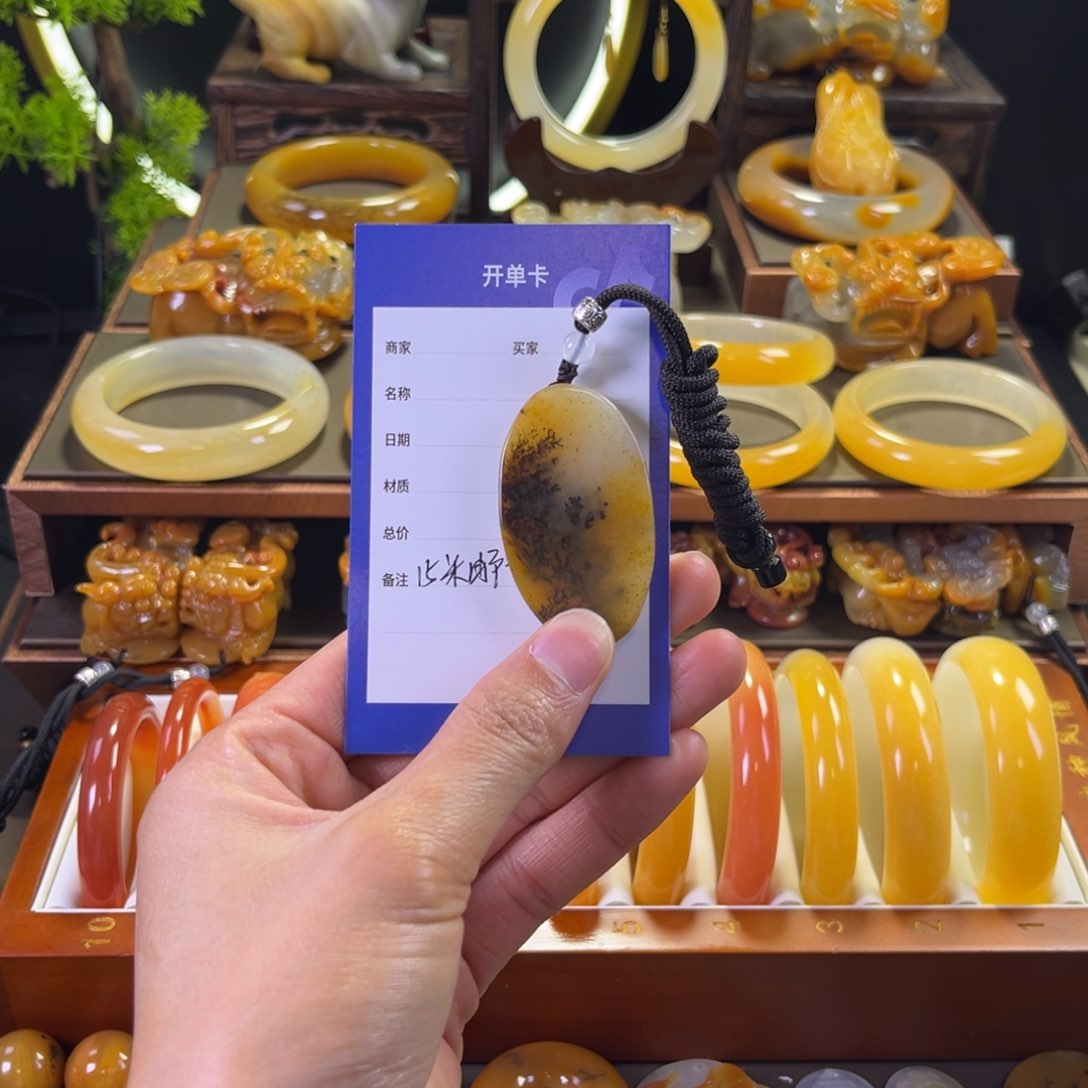 颈饰未镶嵌石英质玉