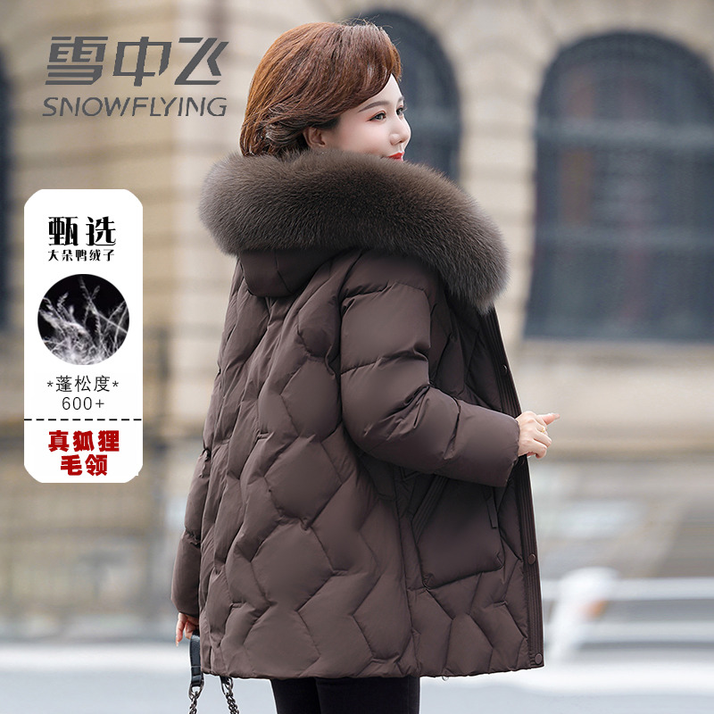 SNOW FLYING/雪中飞中长新款羽绒服冬季新款狐狸毛领加厚妈妈外F
