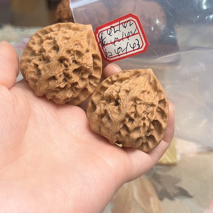 文玩核桃把件梨木台