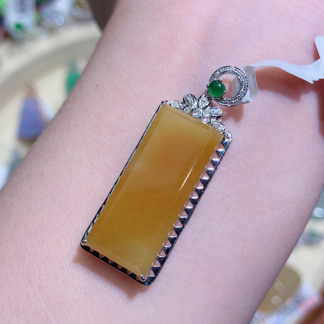 翡翠18K金镶嵌颈饰翡翠