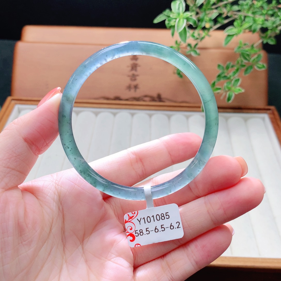 未镶嵌手镯（圆镯）翡翠