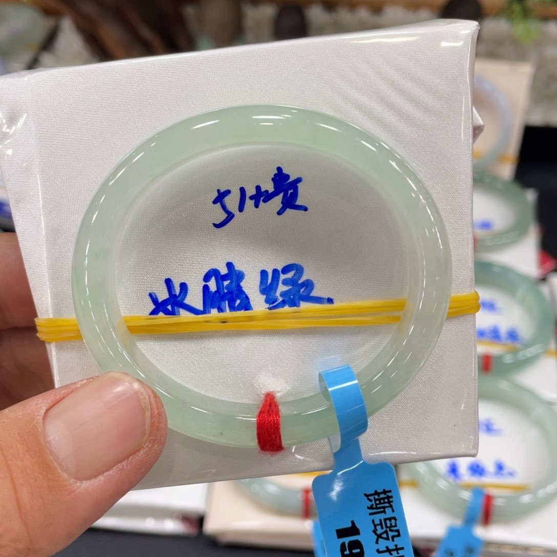 翡翠手镯未镶嵌翡翠