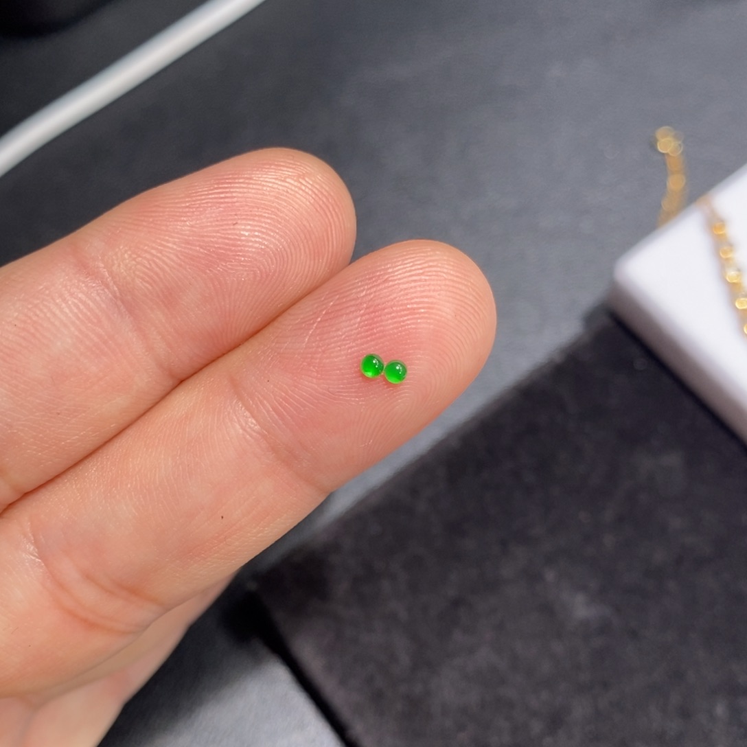 翡翠裸石䍍*满绿小蛋面2个