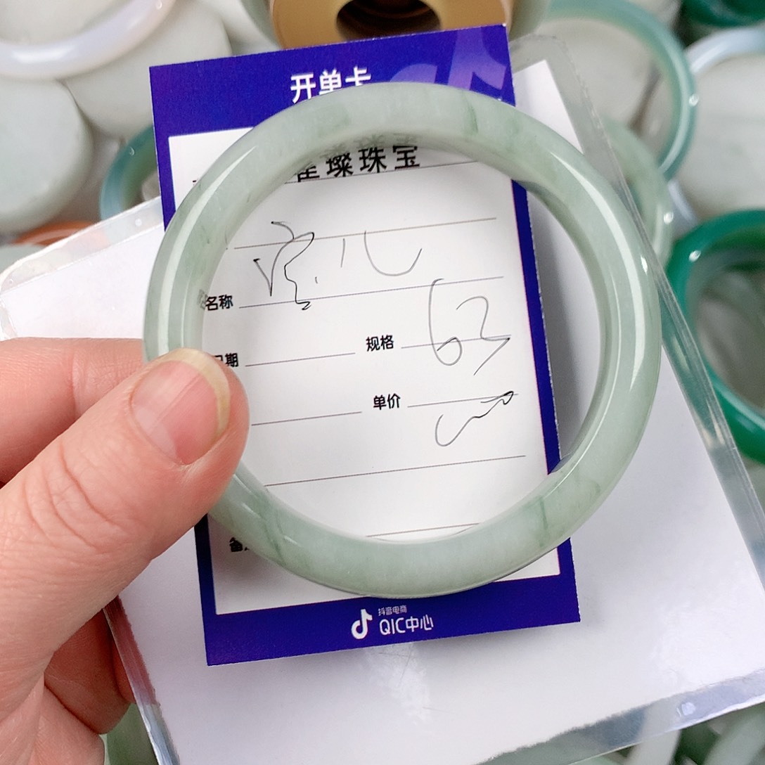 石英质玉手镯未镶嵌宝*