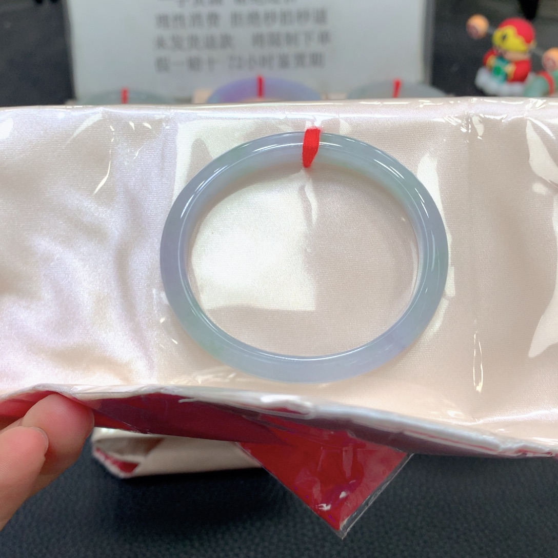 风***淡翡翠未镶嵌手镯54贵妃