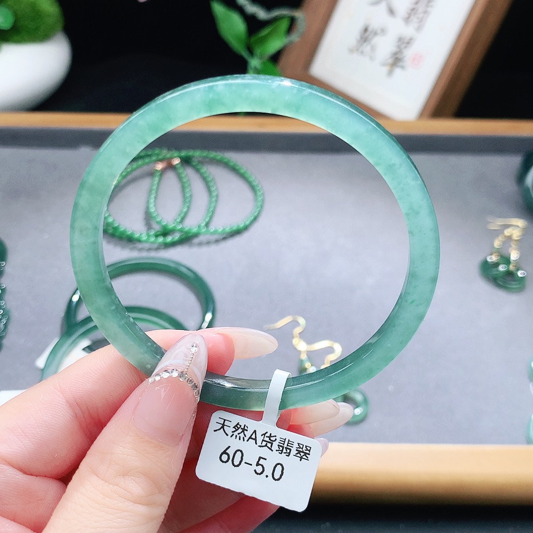 翡翠手镯（圆镯）未镶嵌