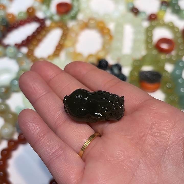 肆***歌蛇纹石玉未镶嵌吊坠