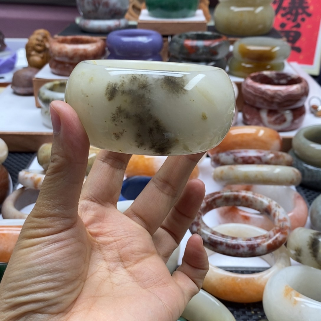 没***事石英岩玉手镯未镶嵌