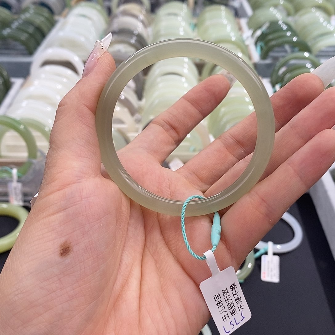 和田玉手镯未镶嵌56.57