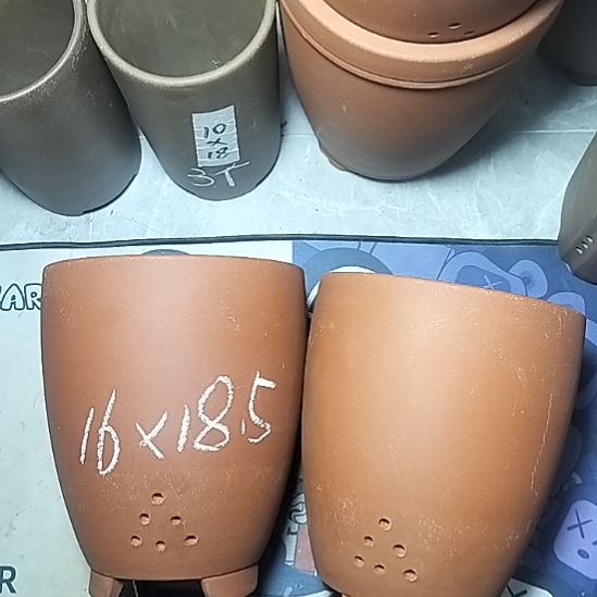 红泥三角两个花盆