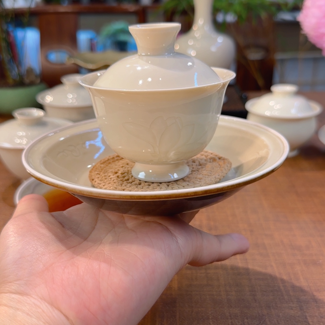 ****叭玉兰花盖碗一套 莲纹
