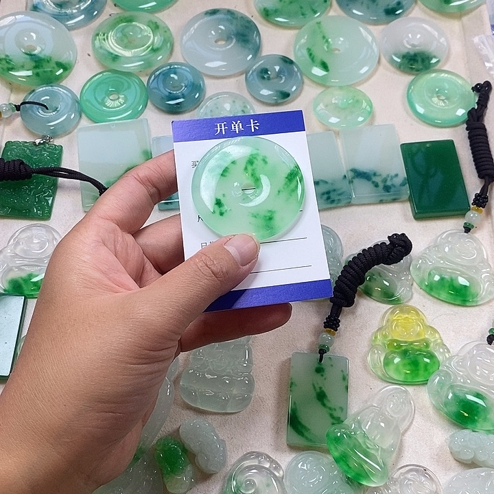 翡翠未镶嵌颈饰平安扣