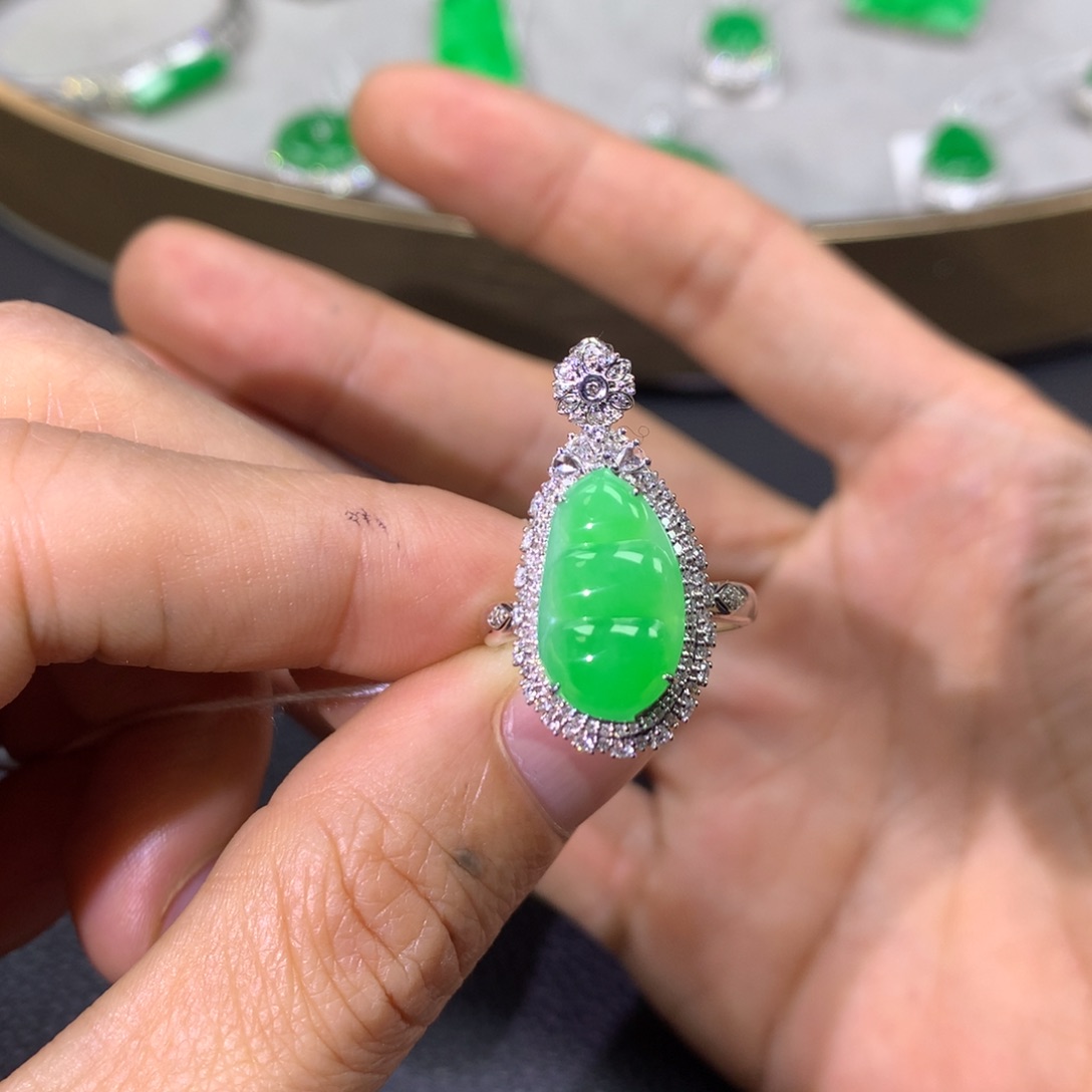 翡翠戒指18K金镶嵌翡翠