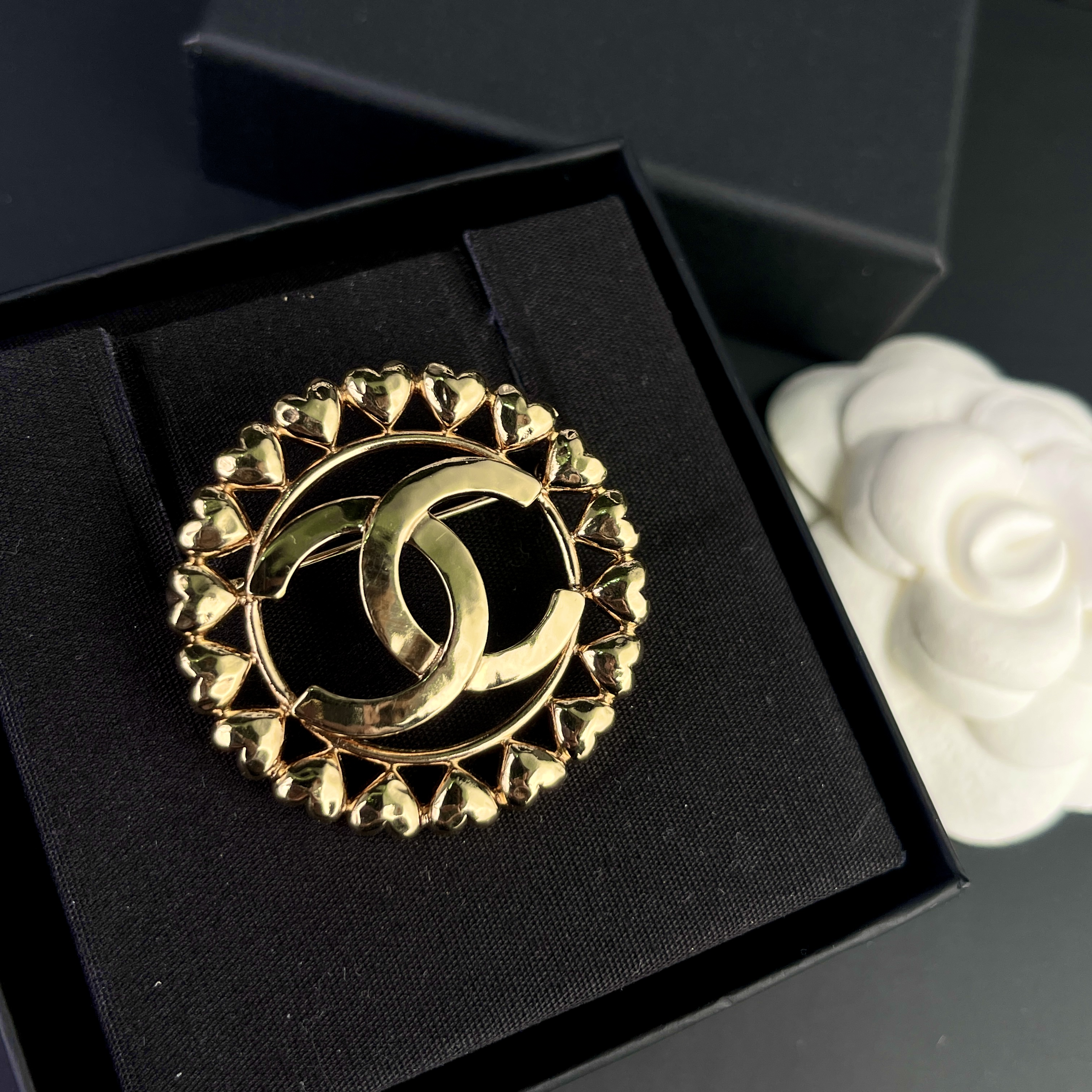 全新未使用 Chanel/香奈儿 23P 经典双C 金色圆形爱心 胸针 S4801