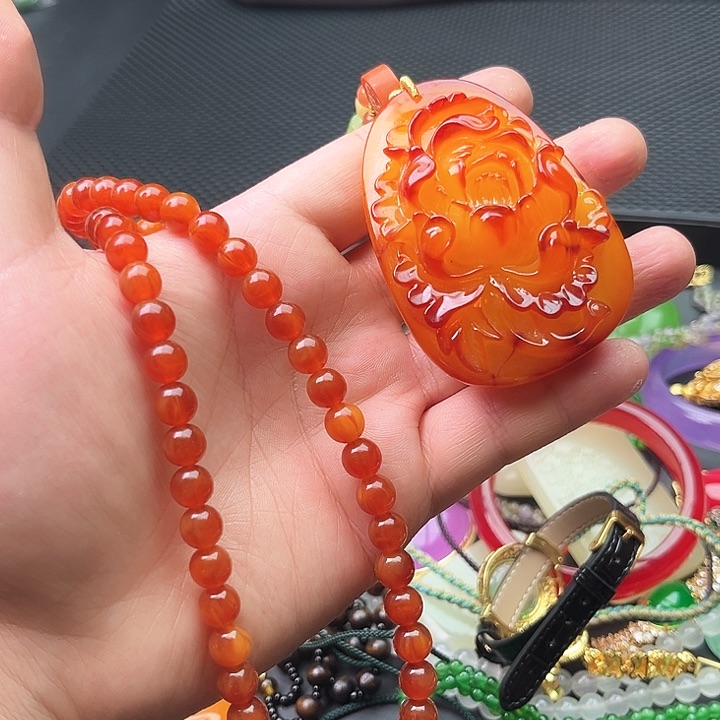 琥珀颈饰未镶嵌是啊