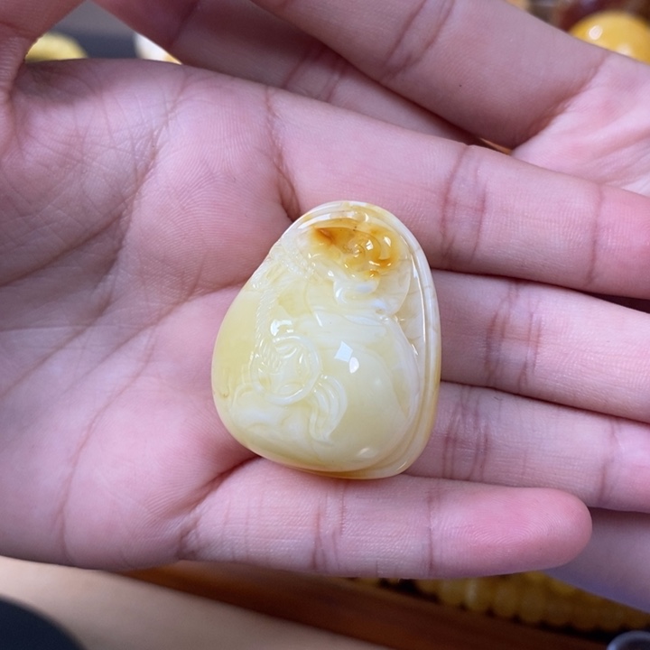 未镶嵌琥珀裸石雕刻件