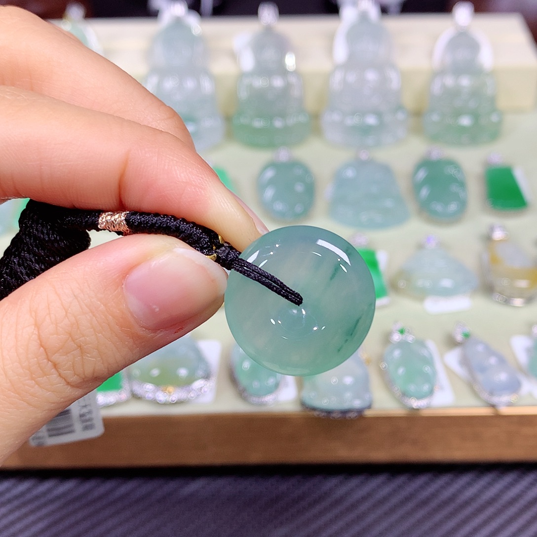 翡翠未镶嵌颈饰平安扣